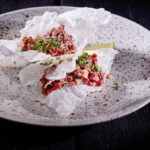 Tartar iz govyazh’ego kostreca (pikantnyj s risovymi chipsami)