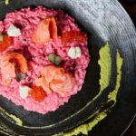 Розовое ризотто с татаки из лосося, красной икрой и сливочным сыром (790 р.)