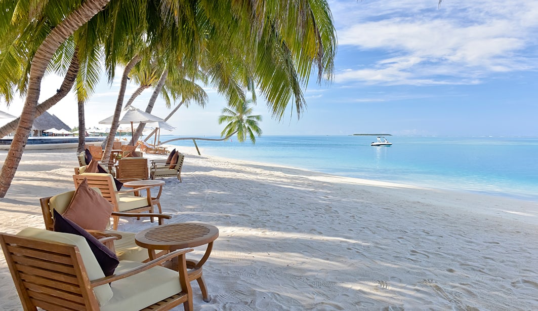 rangali bar beach seating 1063x614 - Conrad Maldives. Экологичный Новый год