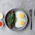 URBAN PIZZA_глазунья с баварскими колбасками, шпинатом и фирменным соусом (440 р.)