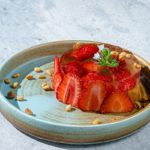 Желе из березового сока с клубникой и карамельными орехами