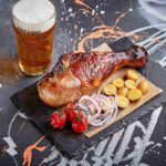Голень индейки и пиво от Pina Bar-min