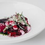 URBAN PIZZA_тартар из запеченной свеклы с яблоком, свекольным кремом, тархуном и сиртаки (320 руб.)