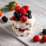 Limonnaya Pavlova so svezhimi yagodami