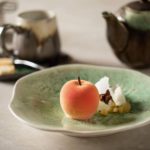 Кокосовый мусс с карамелизированным яблоком и чипсами .