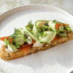 Рыба моя брускетта с веганским сыром из кешью и маринованной морковью