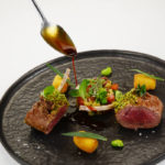 Carrè di agnello al forno alla provenzale, croquette di patate, favette e battuto sardo
