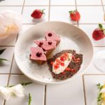 Мороженое из овечьего молока, ромовый бисквит, тартар из клубники