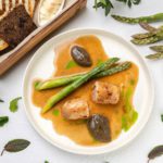 Цыпленок с соусом жюс и пюре из каштана (890 руб).