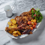Лопатка ягненка, тапенада из оливок и картофель