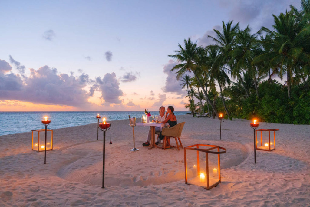 Romantic Dinner Couple Baglioni Resort Maldives 1024x684 - Мальдивы. Горько и сладко