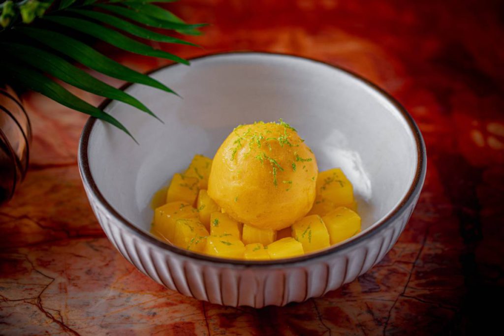 Zapechennyj ananas s sorbetom iz mango 1024x683 - Весеннее меню в московских ресторанах