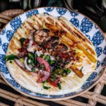 Гирос с курицей и овощами