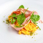 Modus_ scramble s mortadelloy, strachatelloy, marinovannymi tomatami cherry i fistashkami