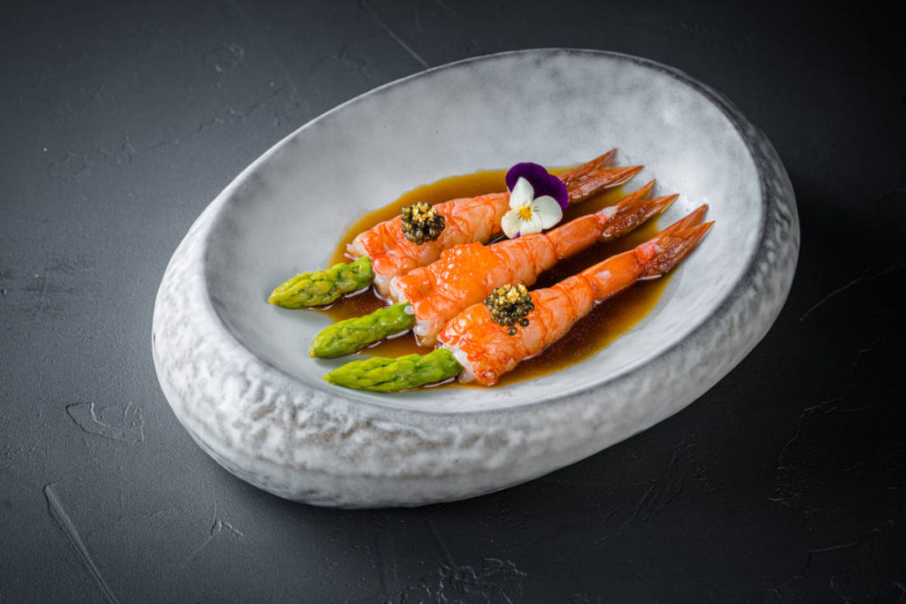 Krevetki Karabineros so sparzhei  Bluefin 1024x683 - Москва. Новые предложения ресторанов в августе