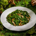 Салат с белыми грибами, тыквенными семечками и рукколой