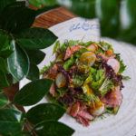 Soho Dolce_Salat rostbifom, bityye ogurtsy, tomaty bif, redis, sous tayskoye mango
