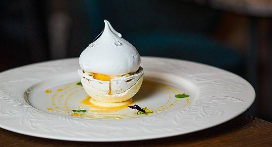 Pavlova s zavarnym kremom i ekzoticheskimi fruktami 1 - Москва. Новые рестораны открытые в октябре