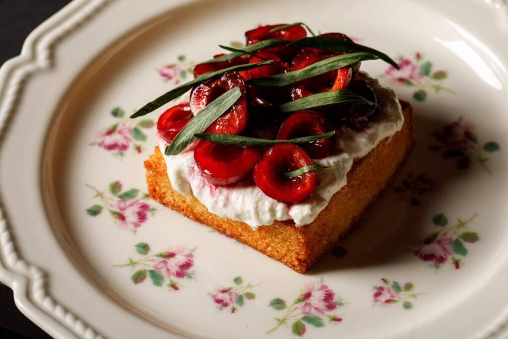 Medovyj tost s chereshnej 1024x683 - Июнь. Новые предложения московских ресторанов
