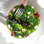 Обжаренная брокколи с соусом из брокколи, пудрой путанеска и копченой сметаной_Balzi Rossi