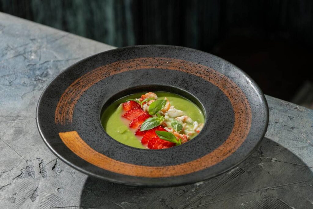 Zelenyj gaspacho s klubnikoj i krabom 1024x683 - Let’s Get Summer Infused: в Москве стартует самый летний гастрономический фестиваль