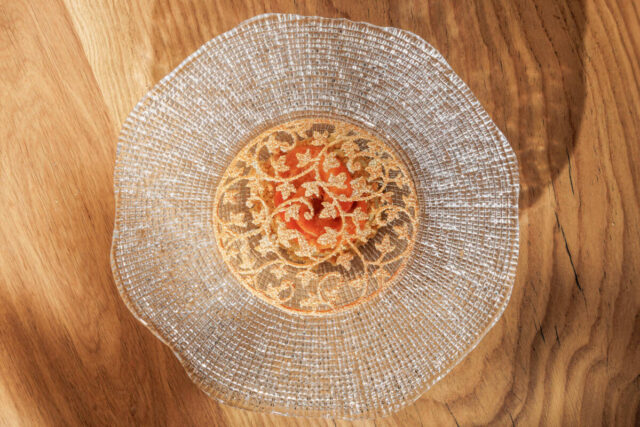 Миндальный крамбл с кремом из голубого сыра, сотерном и жареными персиками1-3